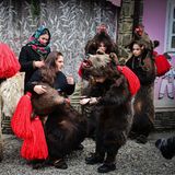 Asău, Rumänien. In dem Dorf nahe der Stadt Comanesti lassen sich Menschen wortwörtlich einen Bären aufbinden. Jedes Jahr findet ein sogenannter Bärentanz als Neujahrsritual statt – auf Rumänisch "Jocul urșilor". Bei dem Brauch ziehen Hunderte Darsteller in echten Bärenfellen durch die Straßen, um den Tod und die Wiedergeburt der Natur zu symbolisieren. Die Tradition stammt aus vorchristlicher Zeit und soll böse Geister für das kommende Jahr vertreiben