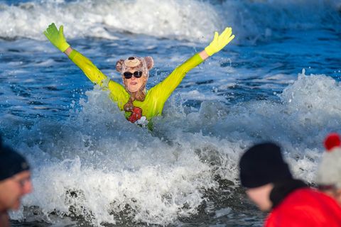 Gut abgehärtet haben sich Eisbader in Zinnowitz auf Usedom auf das neue Jahr vorbereitet. Foto: Stefan Sauer/dpa