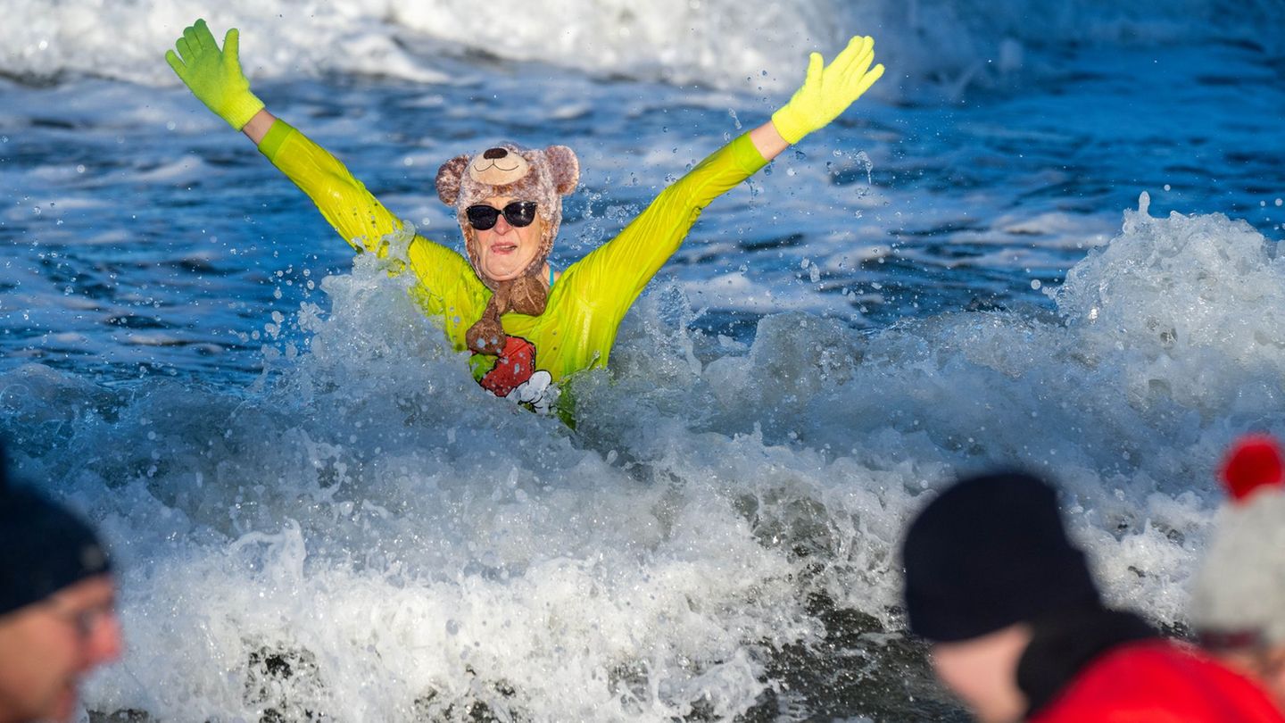 Gut abgehärtet haben sich Eisbader in Zinnowitz auf Usedom auf das neue Jahr vorbereitet. Foto: Stefan Sauer/dpa