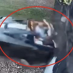 Eine Corvette rast mit erhöhter Geschwindigkeit durch einen Zaun