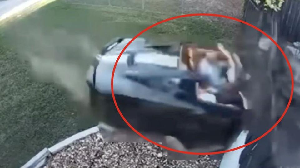 Eine Corvette rast mit erhöhter Geschwindigkeit durch einen Zaun