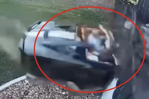 Eine Corvette rast mit erhöhter Geschwindigkeit durch einen Zaun