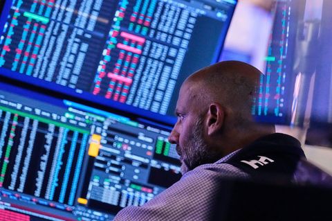 Platzt die Blase? Händler an der New Yorker Börse beobachten die Kurse am Computer