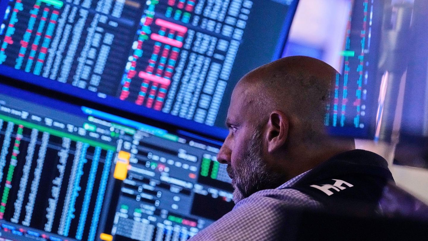 Platzt die Blase? Händler an der New Yorker Börse beobachten die Kurse am Computer
