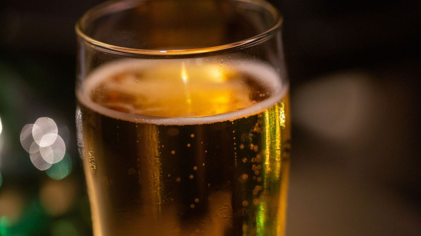 Anstoßen zu Silvester, aber danach bitte einen "Dry January" einlegen, rät die Krankenkasse Barmer. (Symbolbild) Foto: Fernando