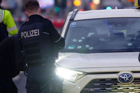 Das Taxi mit Schusslöchern in der Frontscheibe steht in Düsseldorf auf der Straße