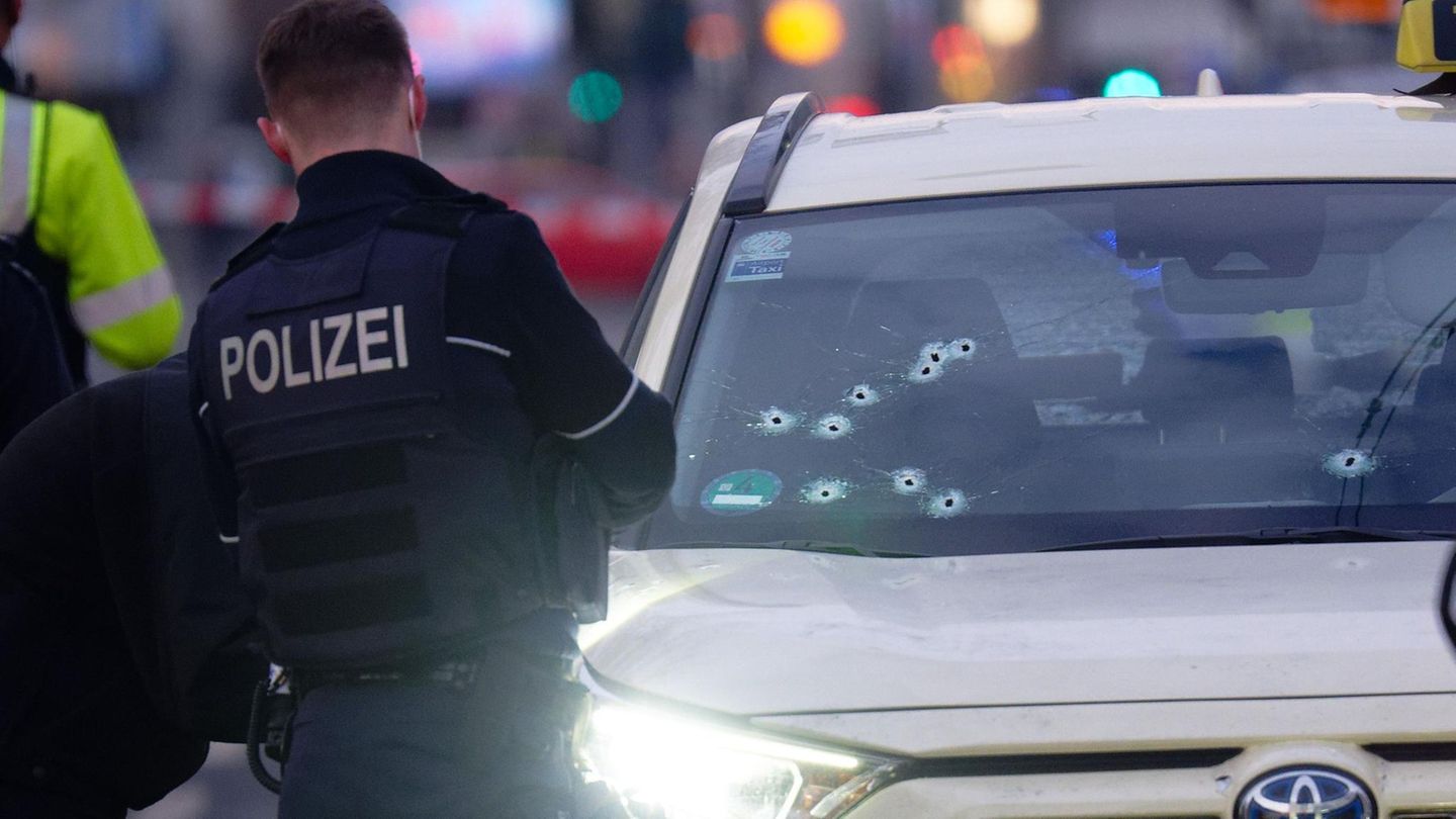 Das Taxi mit Schusslöchern in der Frontscheibe steht in Düsseldorf auf der Straße