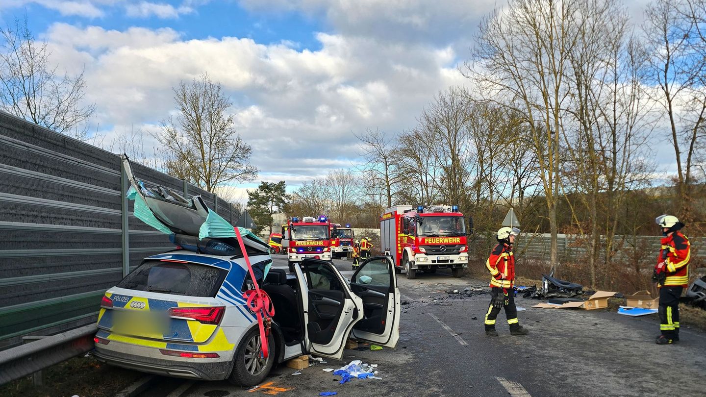 Bei einem Verkehrsunfall mit drei Fahrzeugen, darunter ein Polizeiauto, sind vier Menschen verletzt worden. Foto: Moller-Schuh/V