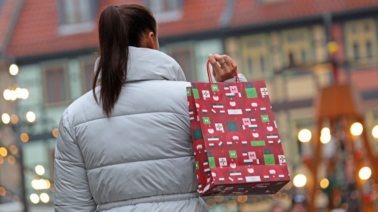 Die meisten Menschen geben laut Umfrage Geschenke zurück, die nicht gefallen. Foto: Matthias Bein/dpa