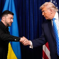 Wolodymyr Selenskyj und Donald Trump schütteln sich die hände
