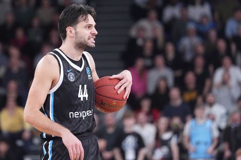 Benedikt Turudic von den Hamburg Towers hält den Spielball in der Hand. (Archivbild) Foto: Marcus Brandt/dpa