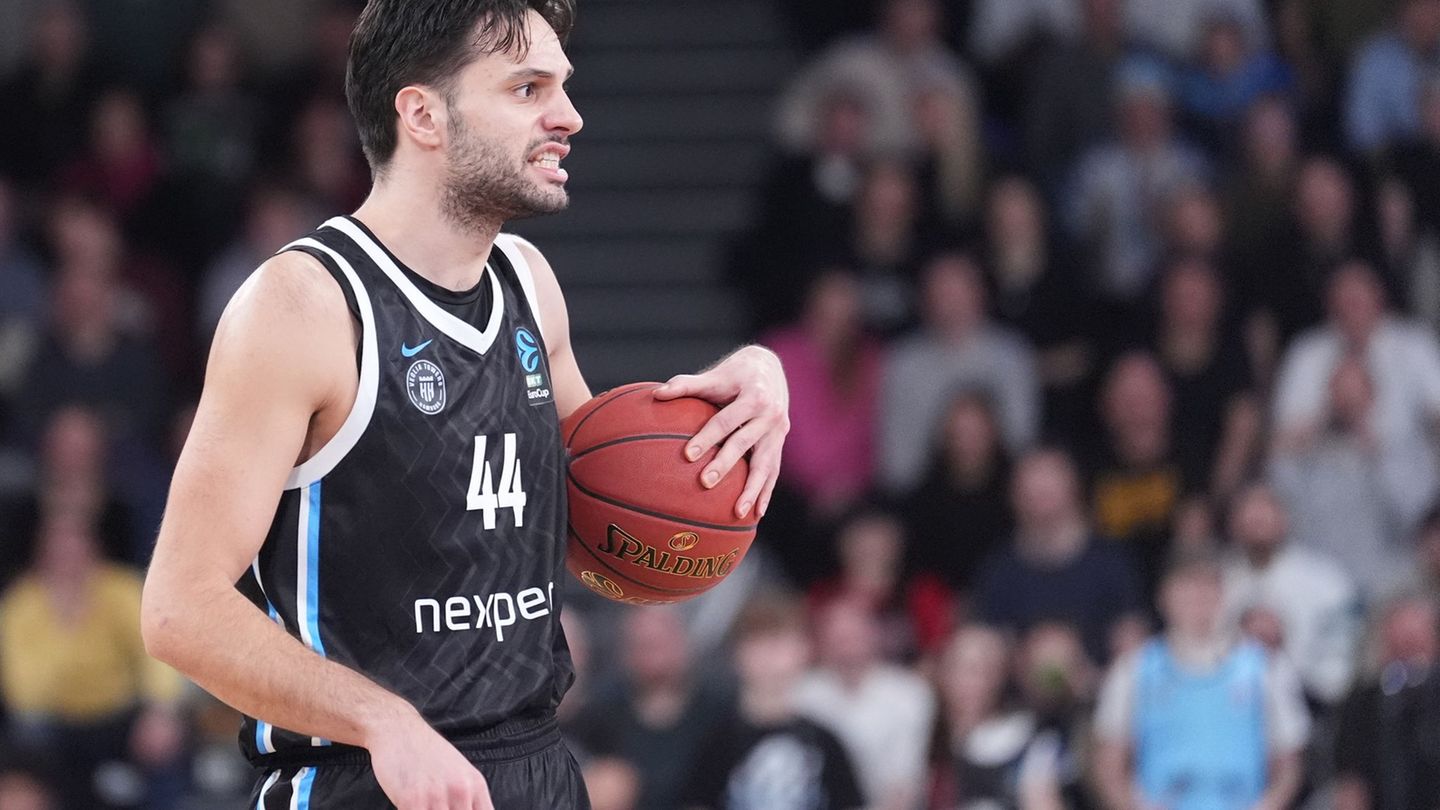 Benedikt Turudic von den Hamburg Towers hält den Spielball in der Hand. (Archivbild) Foto: Marcus Brandt/dpa