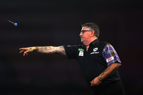 Gary Anderson beim Duell der beiden Giganten. Foto: Steven Paston/PA Wire/dpa