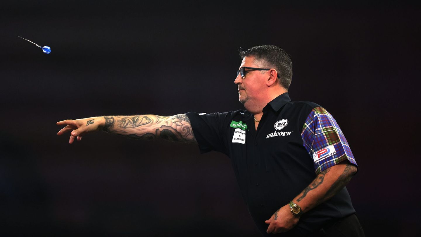 Gary Anderson beim Duell der beiden Giganten. Foto: Steven Paston/PA Wire/dpa