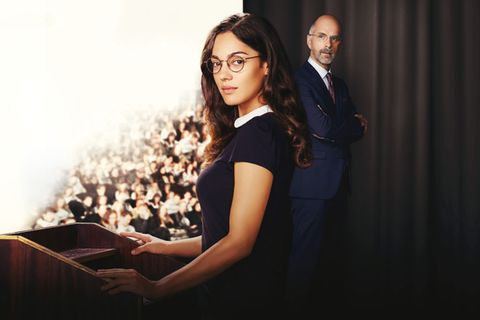 Weil er die Naima Hamid (Nilam Farooq) vor einem vollbesetzten Hörssal bloßgestellt hat, soll sich Prof. Dr. Richard Pohl (Christoph Maria Herbst) durch ein spezielles Coaching rehabilitieren.