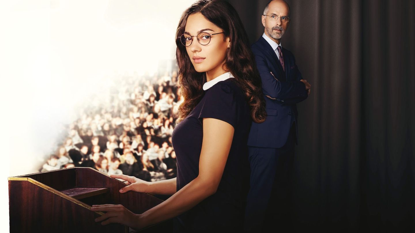 Weil er die Naima Hamid (Nilam Farooq) vor einem vollbesetzten Hörssal bloßgestellt hat, soll sich Prof. Dr. Richard Pohl (Christoph Maria Herbst) durch ein spezielles Coaching rehabilitieren.