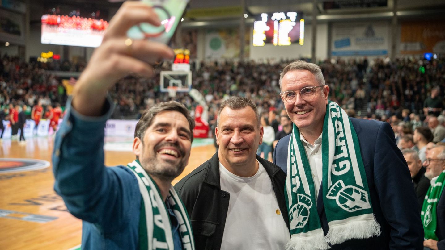 Ministerpräsident Alexander Schweitzer (r) ist ein Basketballfan und hat früher selbst gespielt. (Archivbild) Foto: Harald Titte