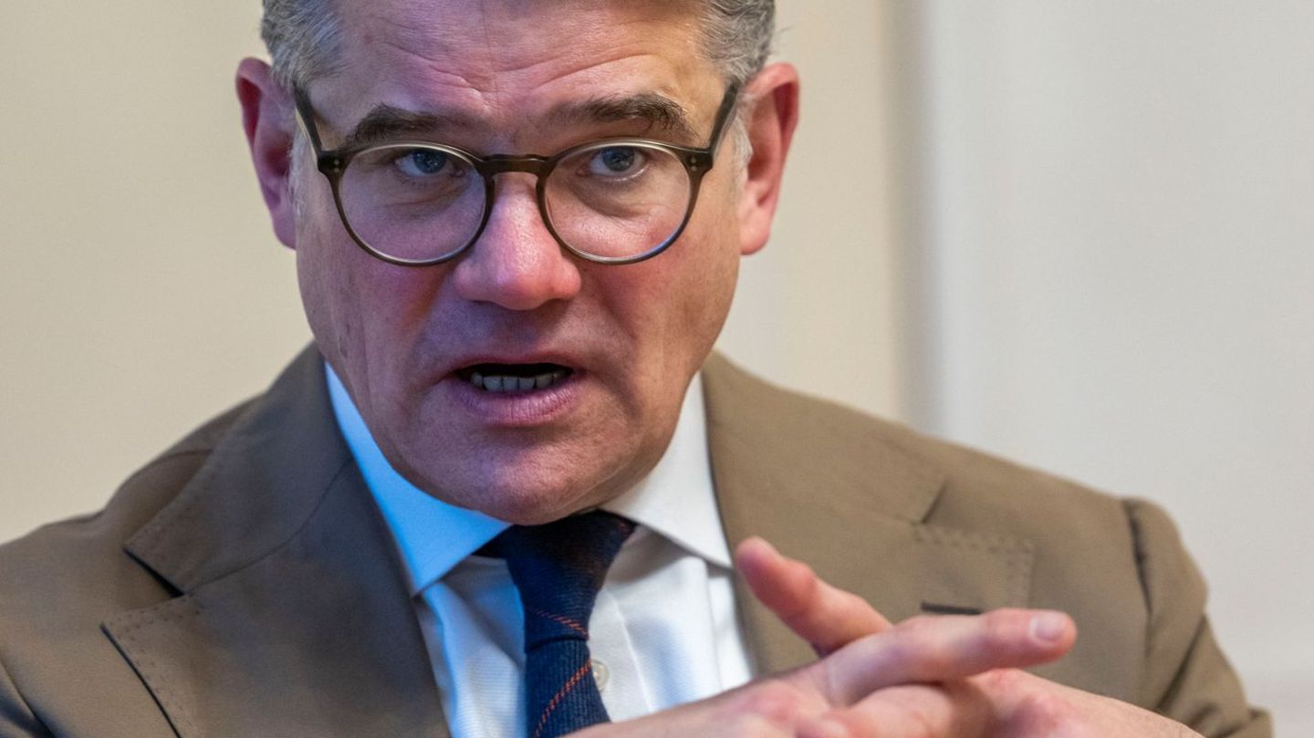 Hessens Regierungschef Boris Rhein (CDU) sagt, die Bürger wollten keinen politischen Streit, sondern Lösungen für ihre Probleme.