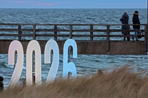 In vielen Ländern der Welt bereiten sich die Menschen auf den Jahreswechsel vor. Foto: Bernd Wüstneck/dpa