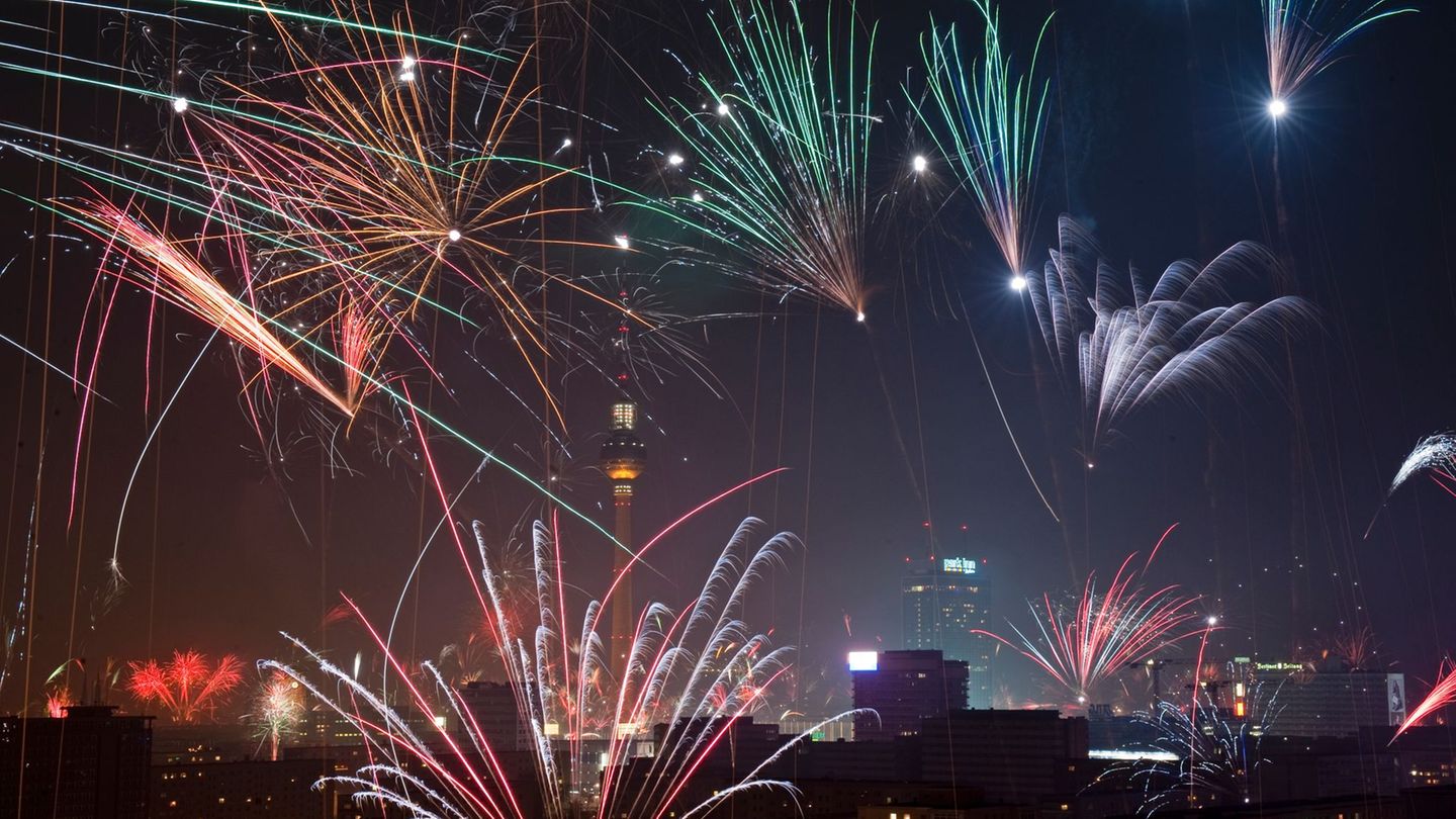 Viele Menschen hoffen auf ein friedliches Silvester in Berlin (Archivbild). Foto: Robert Schlesinger/dpa