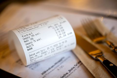 Am 1. Januar sinkt die Mehrwertsteuer für das Essen in Restaurants auf 7 Prozent. Foto: Sina Schuldt/dpa