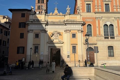 An der Kirche San Silvestro in Capite mitten im Rom gehen jeden Tag Tausende Touristen vorbei. (Archivbild) Foto: Christoph Sato
