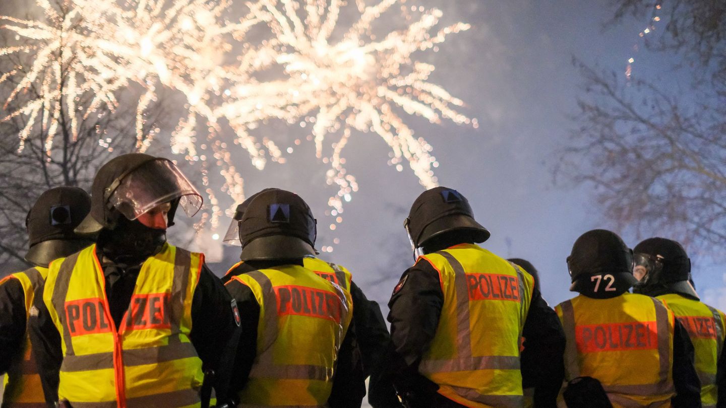 Polizeikräfte sichern den Jahreswechsel – Silvester ist für viele ein Fest, für andere Arbeit. (Archivbild) Foto: Clemens Heidri