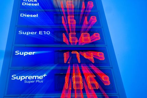 Tanken dürfte teurer werden mit dem steigenden CO2-Preis. Foto: Jens Büttner/dpa