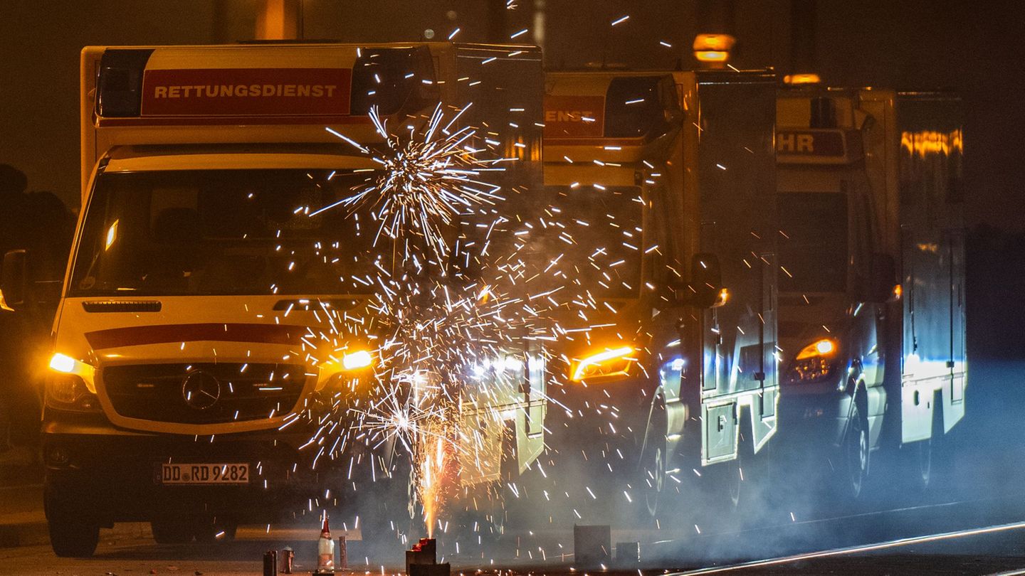 Für Rettungsdienste ist die Silvesternacht eine besonders harte Schicht. (Archivbild) Foto: Robert Michael/dpa