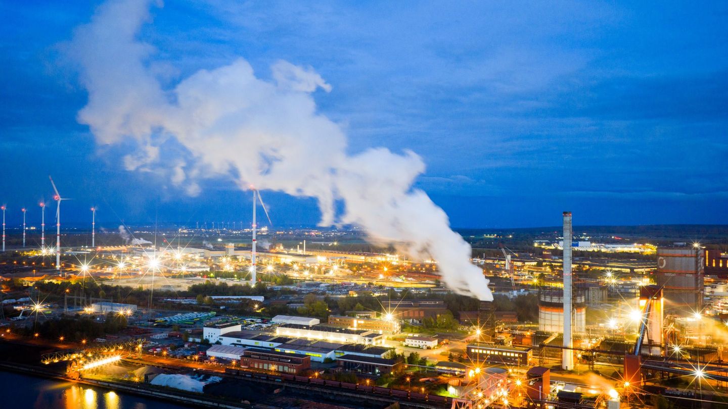 Für viele Industriebetriebe entscheidet der Strompreis über die Wettbewerbsfähigkeit. (Symbolbild) Foto: Julian Stratenschulte/d