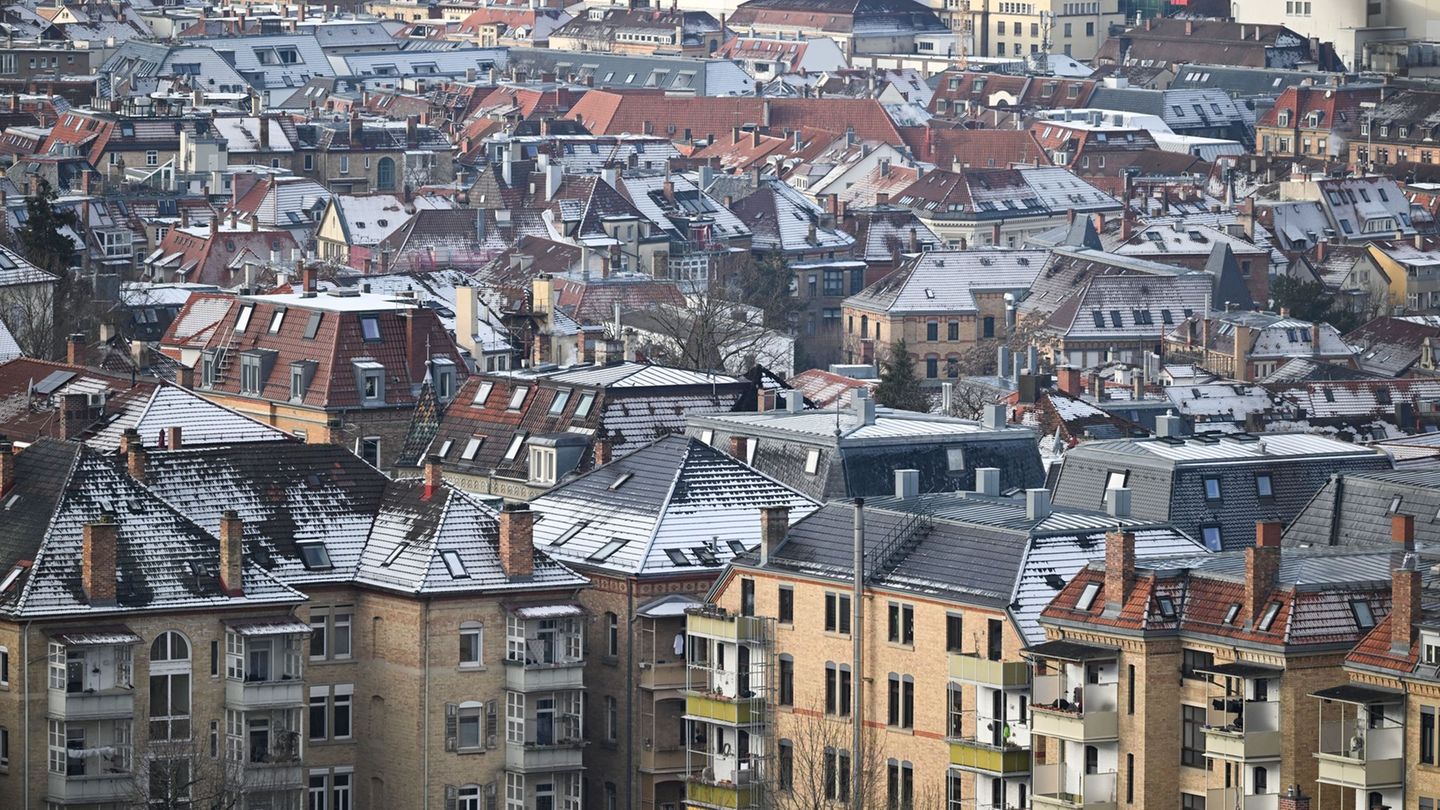 Die Dächer der baden-württembergischen Landeshauptstadt sind leicht mit Schnee überzogen. (Symbolbild) Foto: Bernd Weißbrod/dpa