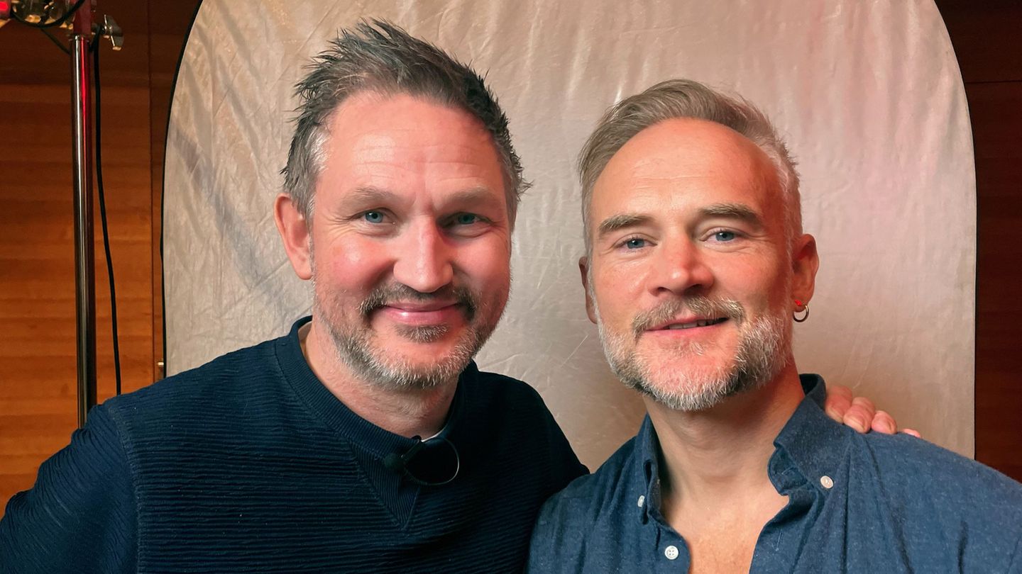 Die Theatermacher Seager (l) und Lansley freuen sich auf das Spektakel vor dem Dom. (Archivbild) Foto: Wolfgang Jung/dpa