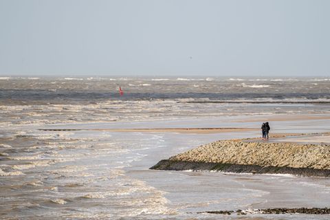 Wissenschaftler gehen davon aus, dass der Meeresspiegel in der Nordsee bis 2100 zwischen 30 und 120 Zentimeter steigen wird. (Ar