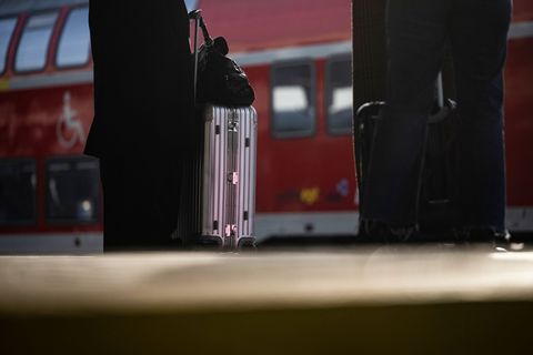 Immer wieder kommt es zum Diebstahl von Reisegepäck. (Illustration) Foto: Marijan Murat/dpa