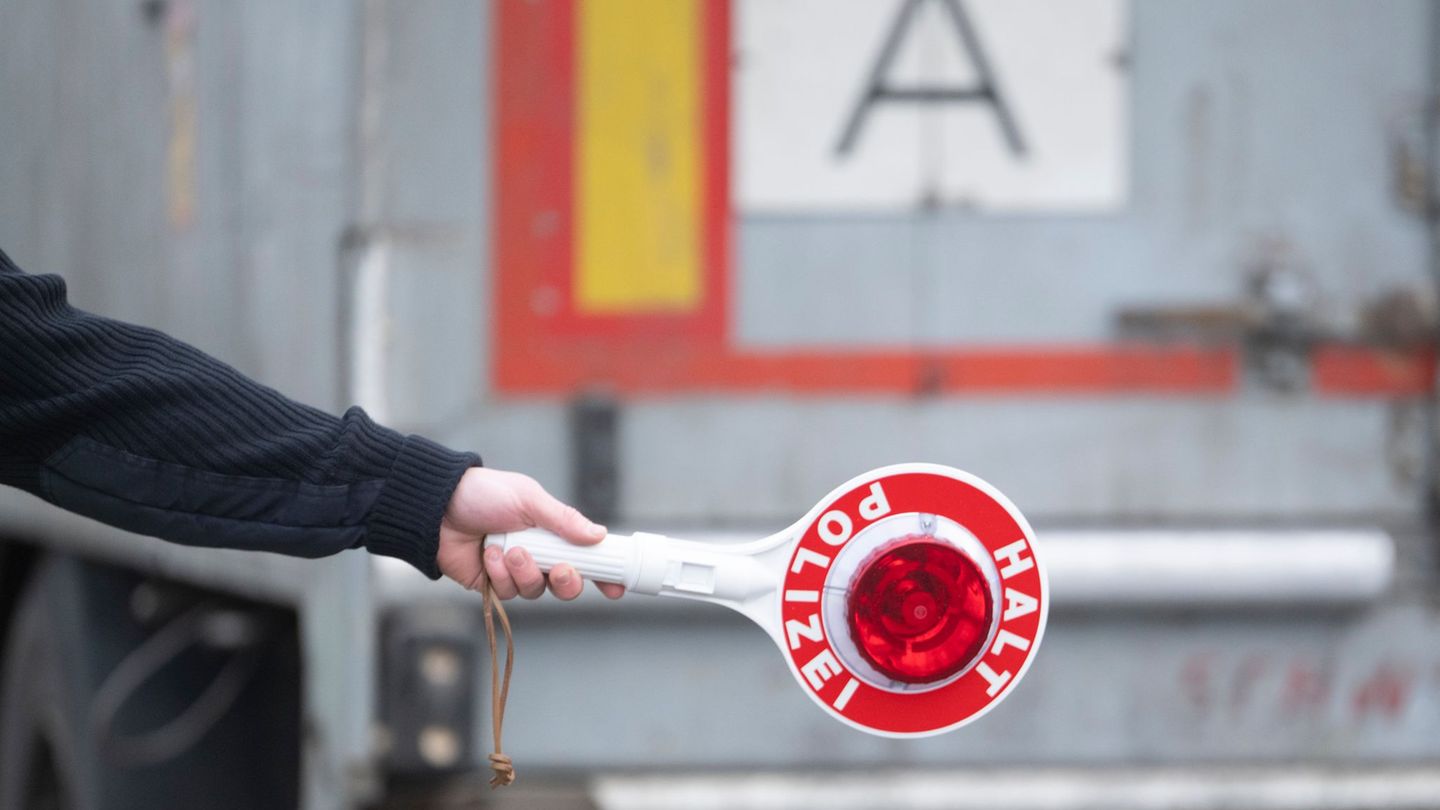 Die Polizei fand harte Drogen im Lastwagen. (Symbolbild) Foto: Marijan Murat/dpa
