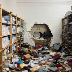 Ein großes Loch klafft in der Wand zum Tresorraum der Sparkassenfiliale in Gelsenkirchen