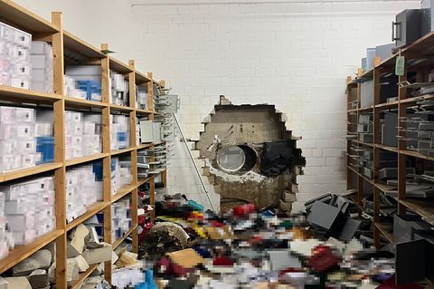 Ein großes Loch klafft in der Wand zum Tresorraum der Sparkassenfiliale in Gelsenkirchen