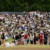 Sydney, Australien. Die Zuschauer haben sich schon früh die besten Plätze gesichert, um im Royal Botanic Garden die Silvesterfeierlichkeiten in der Millionenmetropole zu beobachten. Highlight wie immer: das Feuerwerk über der Oper. Um 14 Uhr MEZ ist es Down Under so weit: 2026 beginnt