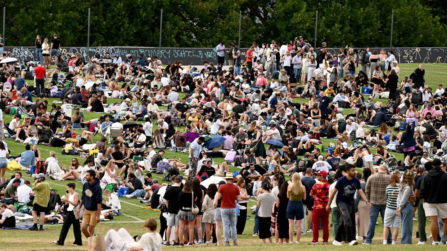 Sydney, Australien. Die Zuschauer haben sich schon früh die besten Plätze gesichert, um im Royal Botanic Garden die Silvesterfeierlichkeiten in der Millionenmetropole zu beobachten. Highlight wie immer: das Feuerwerk über der Oper. Um 14 Uhr MEZ ist es Down Under so weit: 2026 beginnt