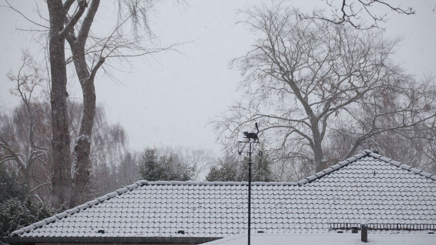 Zum Jahreswechsel fällt in Berlin Schnee. Foto: Hans-Thomas Frisch/dpa