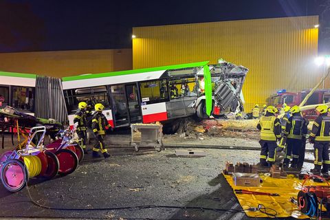 Warum der Linienbus von der Straße abkam, war zunächst unklar. Foto: Justin Brosch/dpa