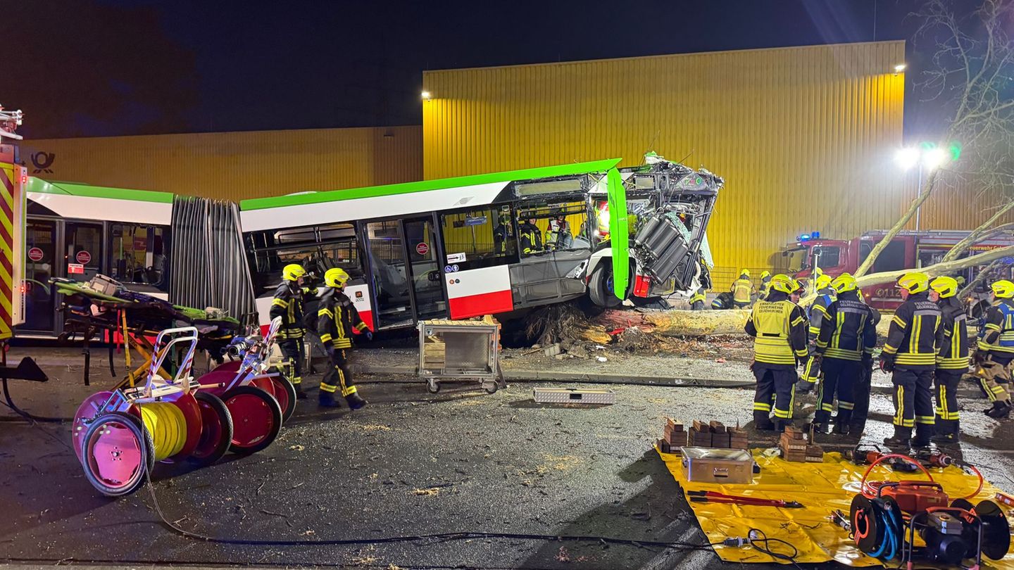 Unfall in Gelsenkirchen: Linienbus kommt von Straße ab - drei Verletzte