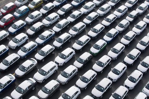Weiße Schutzfolie verdeckt die Farben dieser Fahrzeuge aus dem Volkswagen-Konzern (Archivbild)