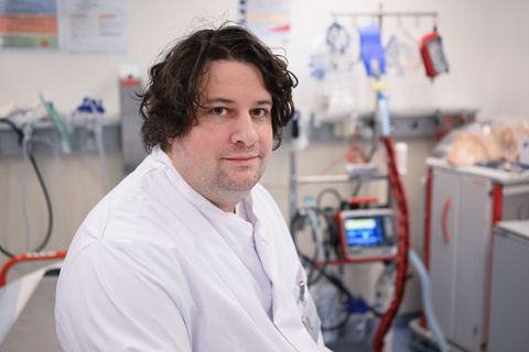 Dengler arbeitet schon seit einigen Jahren in der Notaufnahme. Foto: Bernd Weißbrod/dpa