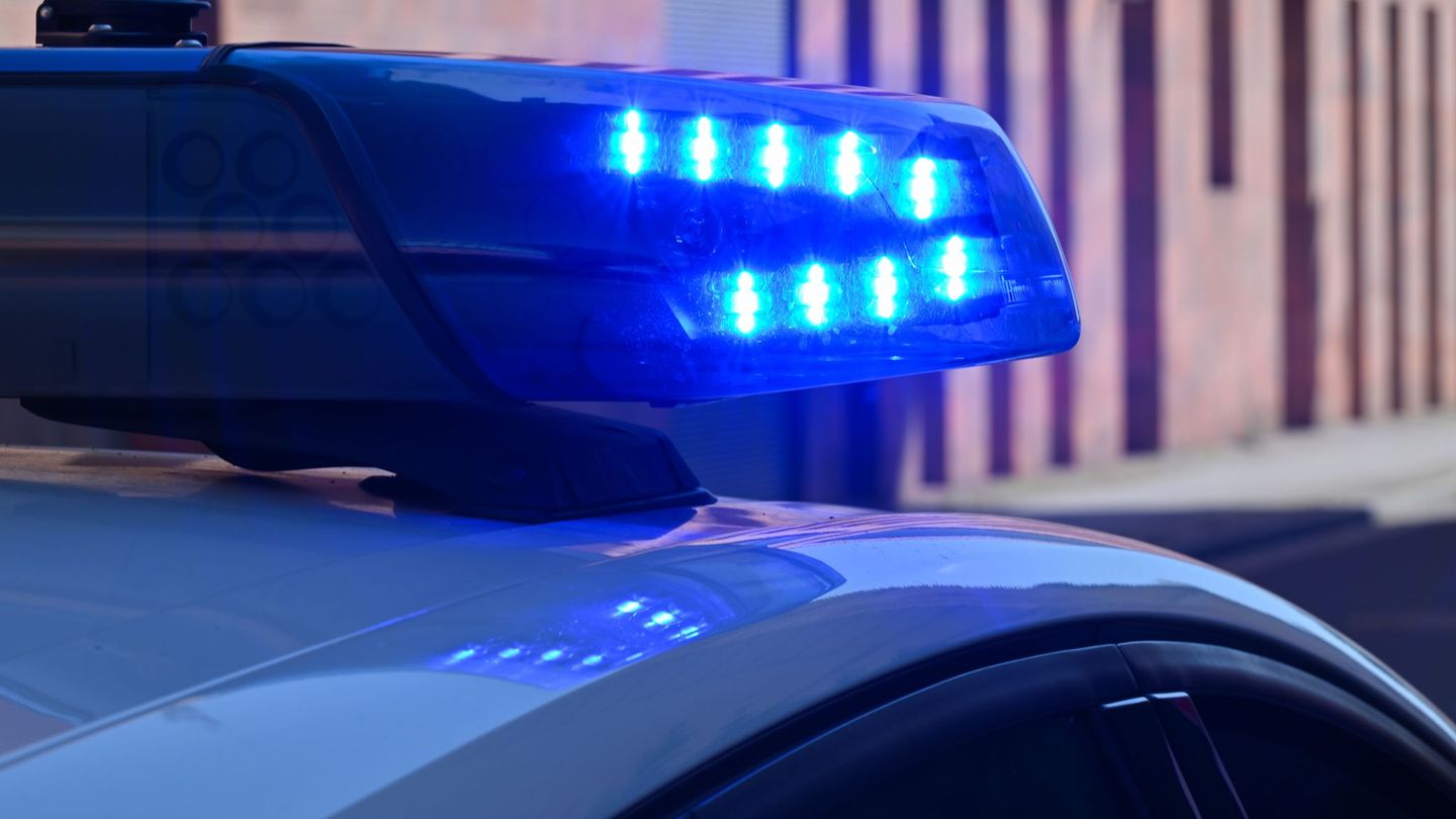 Kriminalität: Frau verletzt Polizisten mit Hammer