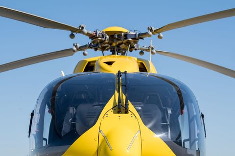 Ein Rettungshubschrauber flog den Mann mit schweren Verletzungen ins Krankenhaus. (Symbolbild) Foto: Fabian Sommer/dpa