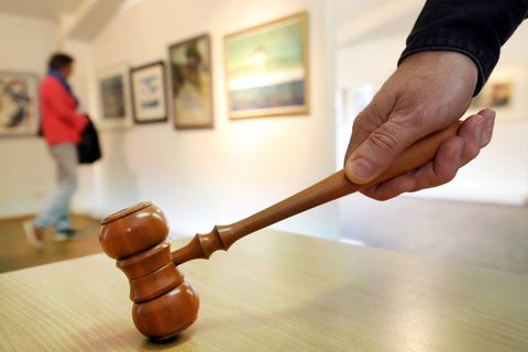 Bei der Ahrenshooper Winterauktion erzielte Kunst aus der DDR die höchsten Preise. (Archivbild) Foto: Bernd Wüstneck/dpa-Zentral