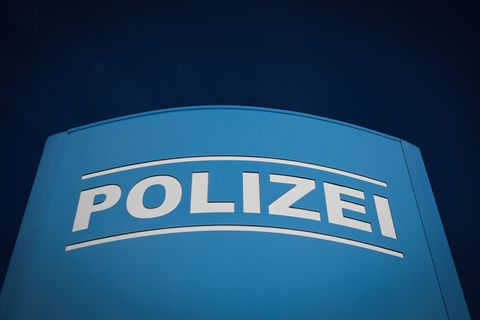 Die Polzei sucht einen bei einem Unfall auf der Autobahn 3 verletzten Mann. (Symbolbild) Foto: Soeren Stache/dpa