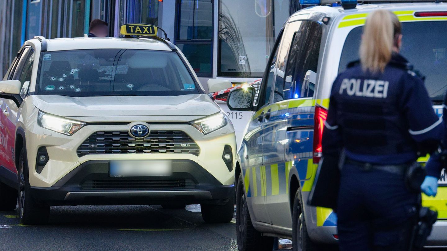 Einsatz in Düsseldorf: Schüsse auf Taxi-Fahrgast - Opfer weiter in Lebensgefahr
