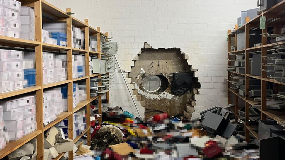 Ein großes Loch klafft in der Wand zum Tresorraum der Sparkassenfiliale in Gelsenkirchen